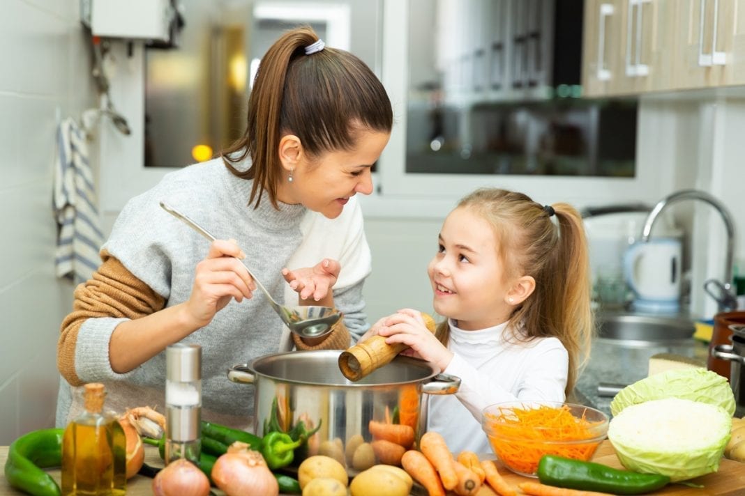 Τα οφέλη του να μαγειρεύετε με τα παιδιά σας είναι πολυ πιο σημαντικά απο οτι νομίζετε!