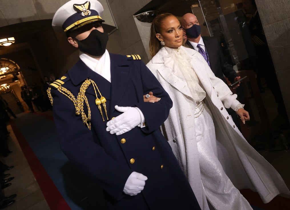 Jennifer Lopez: H total white chic εμφάνιση της Λατίνας σταρ στην ορκωμοσία του Joe Biden