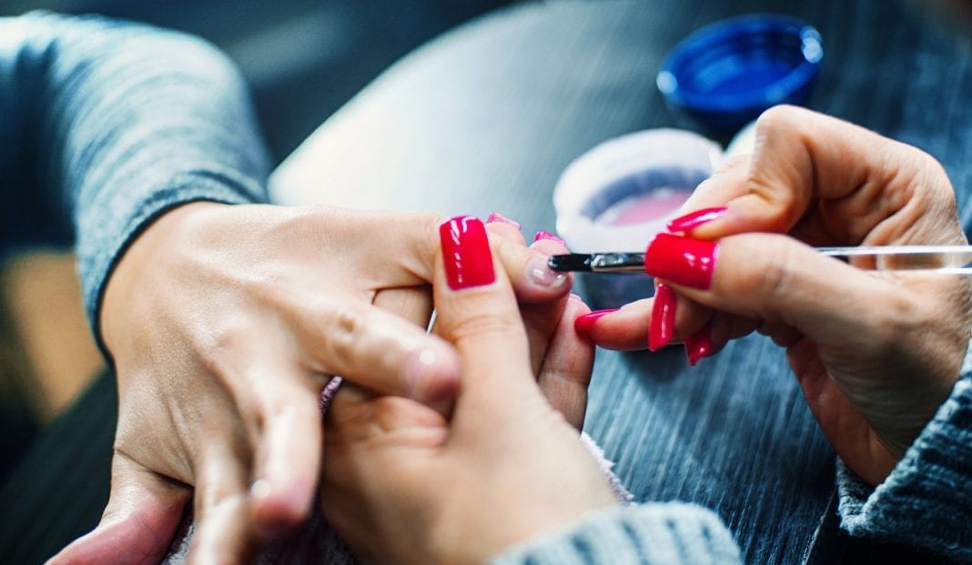 Το manicure με gel αυξάνει τον κίνδυνο καρκίνου; Τι απαντά ερευνήτρια του Harvard