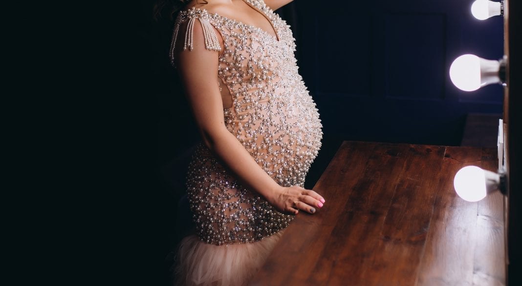 Γνωστή τραγουδίστρια αποκάλυψε ότι θα γίνει μητέρα!