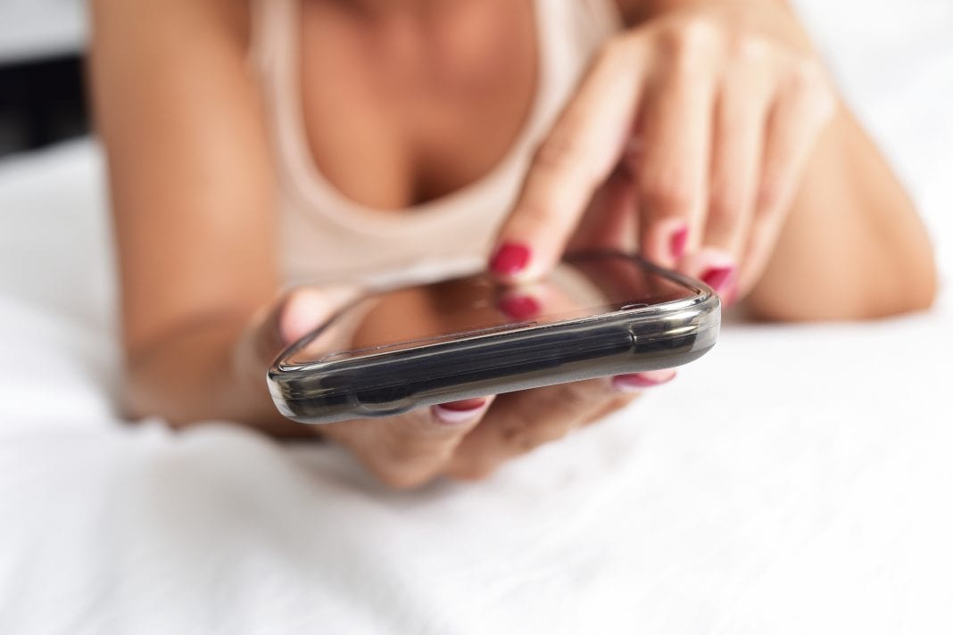 Sexting: Μπορεί να ενισχύσει τη σχέση σου! Η γνώμη των ειδικών!