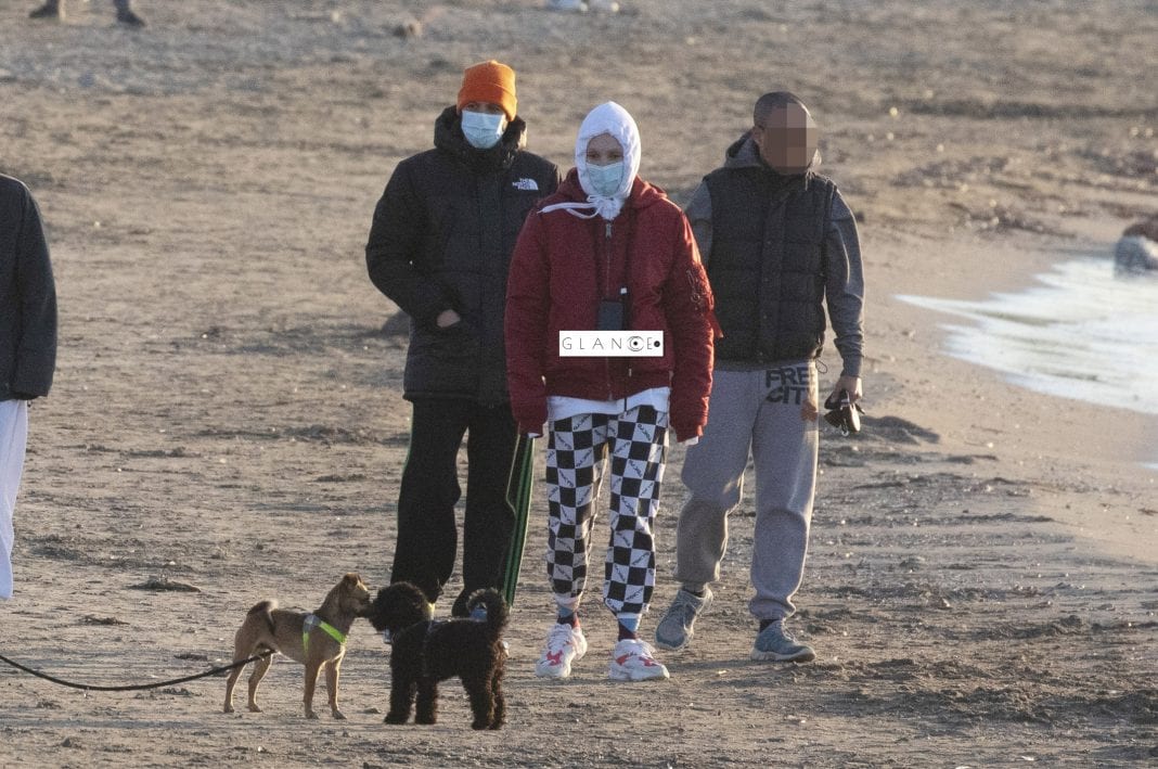 Τάμτα - Πάρις Κασιδόκωστας: Πήγαν βόλτα με τα σκυλάκια τους στο Καβούρι!