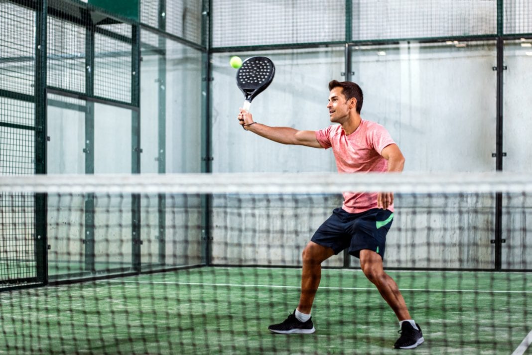 Padel: Tο σπορ που μοιάζει με το τένις, αλλά είναι πιο εύκολο! Οι βασικοί κανόνες