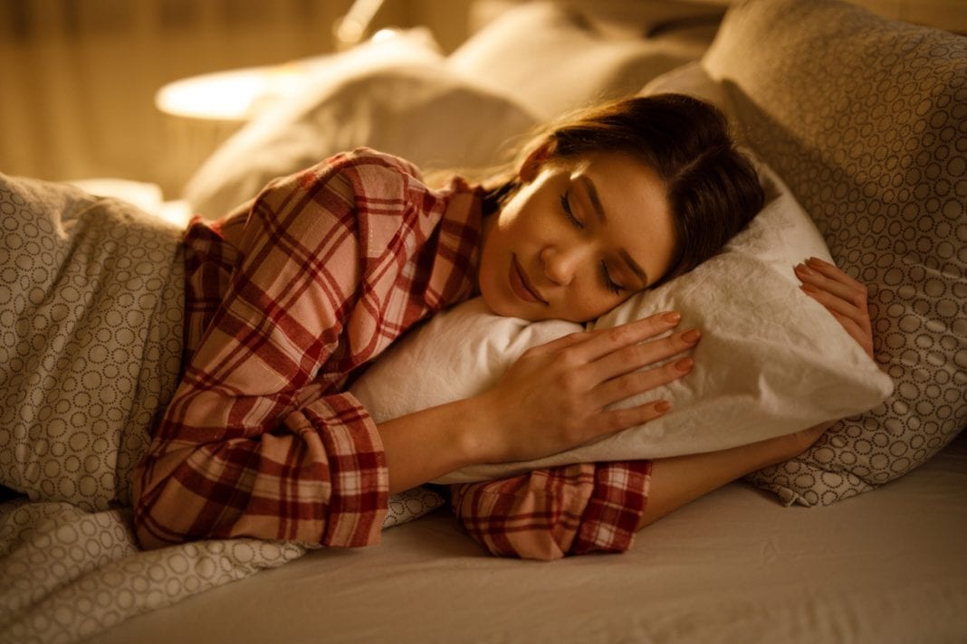 Τι συμβαίνει στο σώμα σου αν κοιμάσαι λιγότερο από 6 ώρες κάθε βράδυ