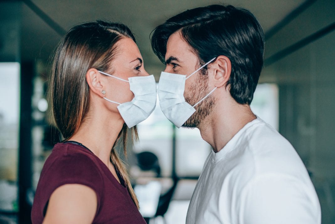 Ο ιός μπορεί να μεταδοθεί και μέσω του φιλιού στο στόμα από ασυμπτωματικούς φορείς