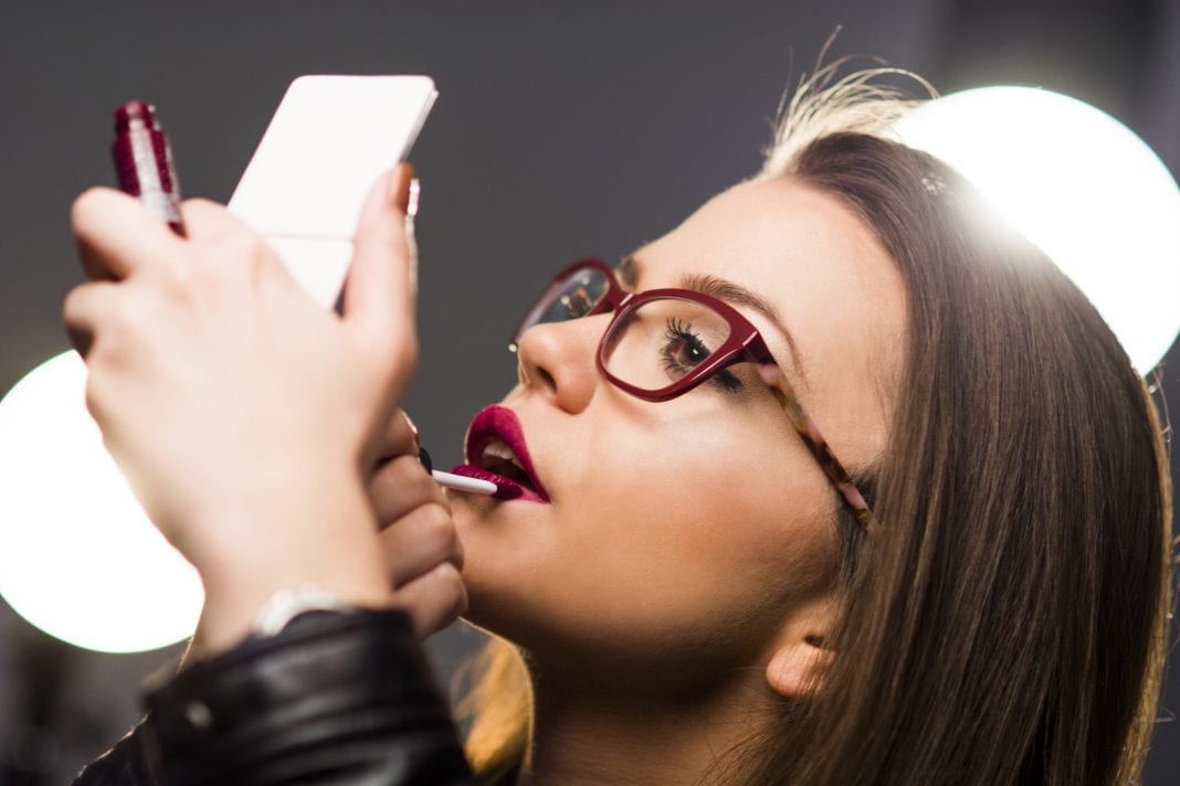 Λαμπερή με γυαλιά: Χρυσές συμβουλές για εντυπωσιακό make up