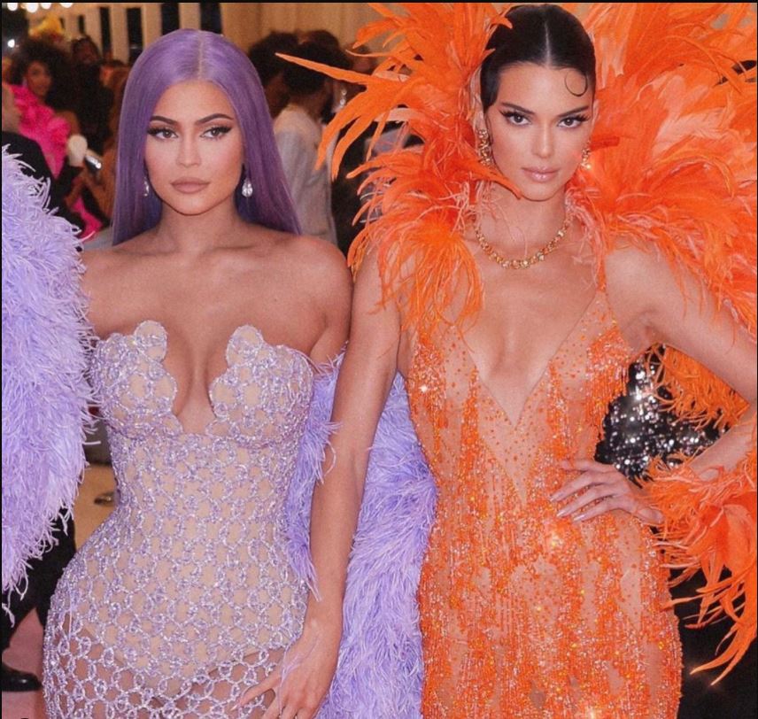 Kylie και Kendall Jenner: Θα λατρέψεις τα φορέματα που επέλεξαν για το Καθολικό Πάσχα!