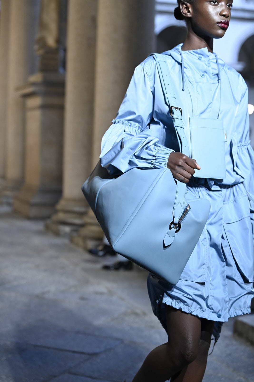 Bag trends : Οι XL τσάντες που θα κρατήσουμε την Άνοιξη