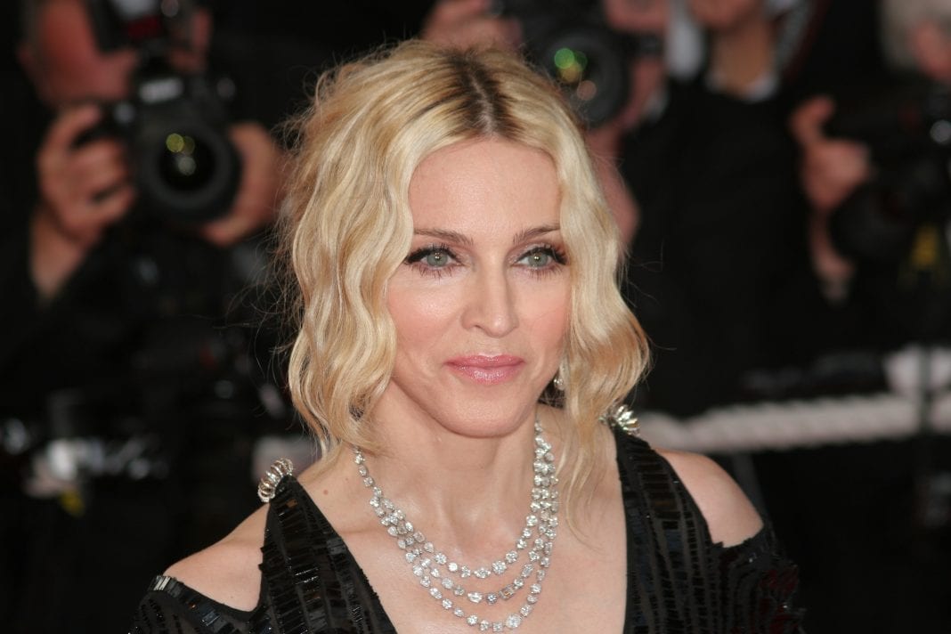 Madonna: Μας δείχνει τα πασχαλινά αβγά που έβαψε!