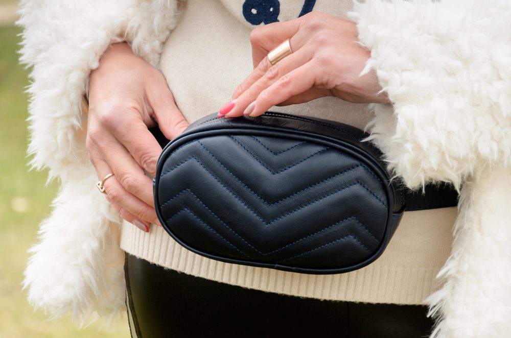 Τσάντα μέσης: Πώς να φορέσεις με στυλ το αγαπημένο σου Belt Bag