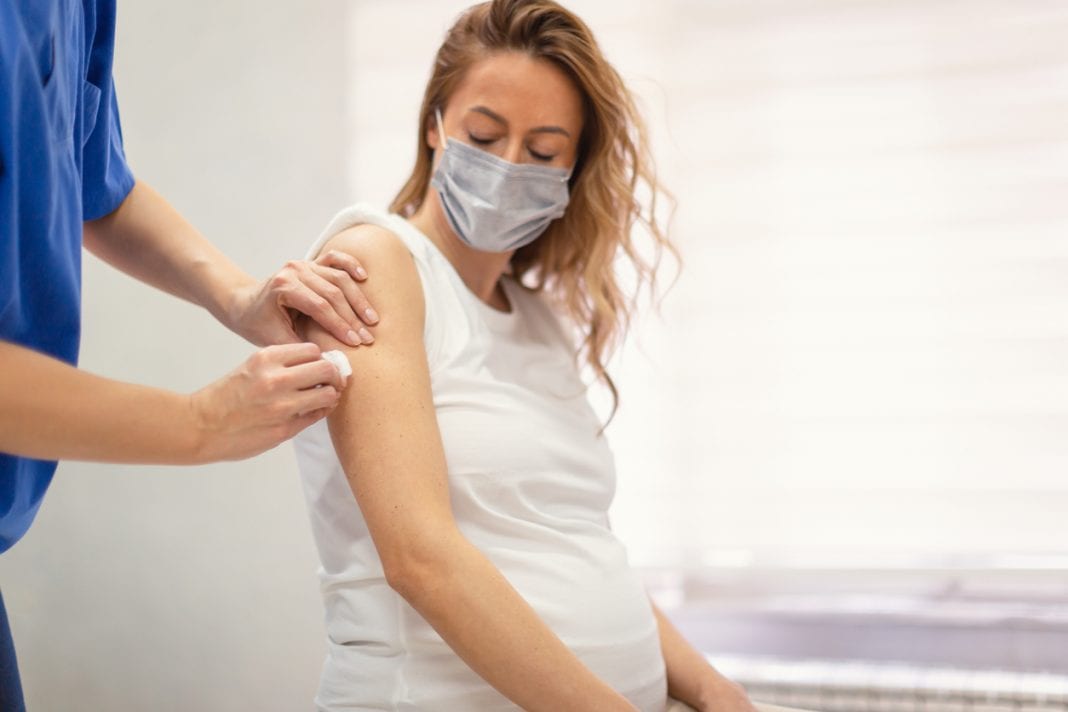 Εμβόλια κορονοϊού και γονιμότητα γυναικών: Τι ισχύει τελικά;