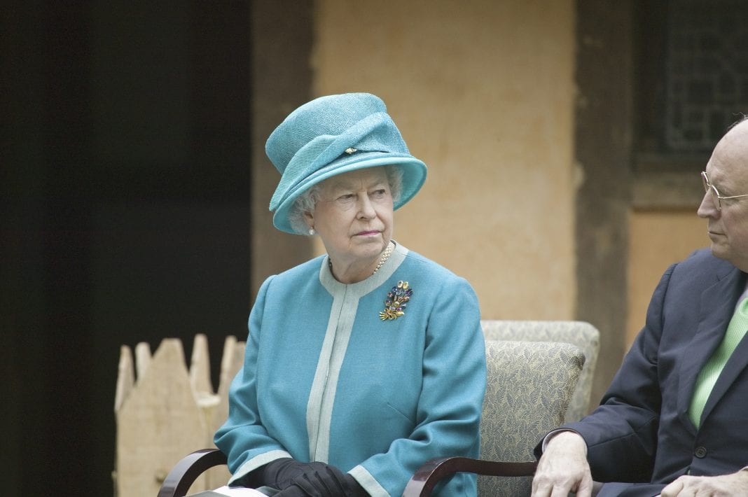 Βασίλισσα Ελισάβετ: Εμφανίστηκε κρατώντας μπαστούνι στο μνημόσυνο του Φίλιππου (φωτογραφία)