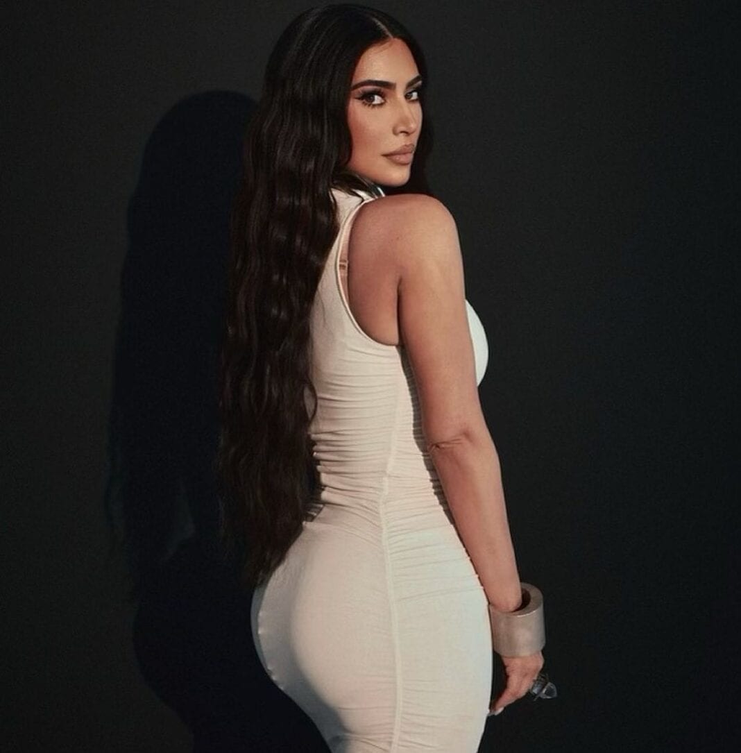 Kim Kardashian: Σε ποιον έστειλε σeξυ topless selfie στο κρεβάτι της;