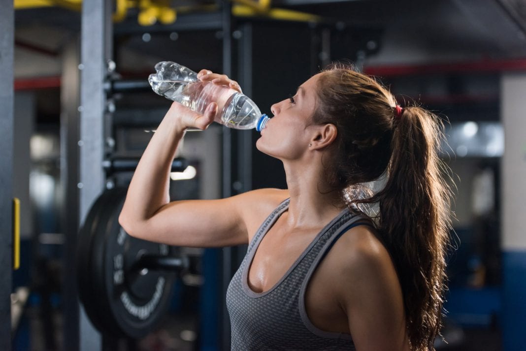 Πόσο και πότε πρέπει να πίνεις νερό όταν ασκείσαι;
