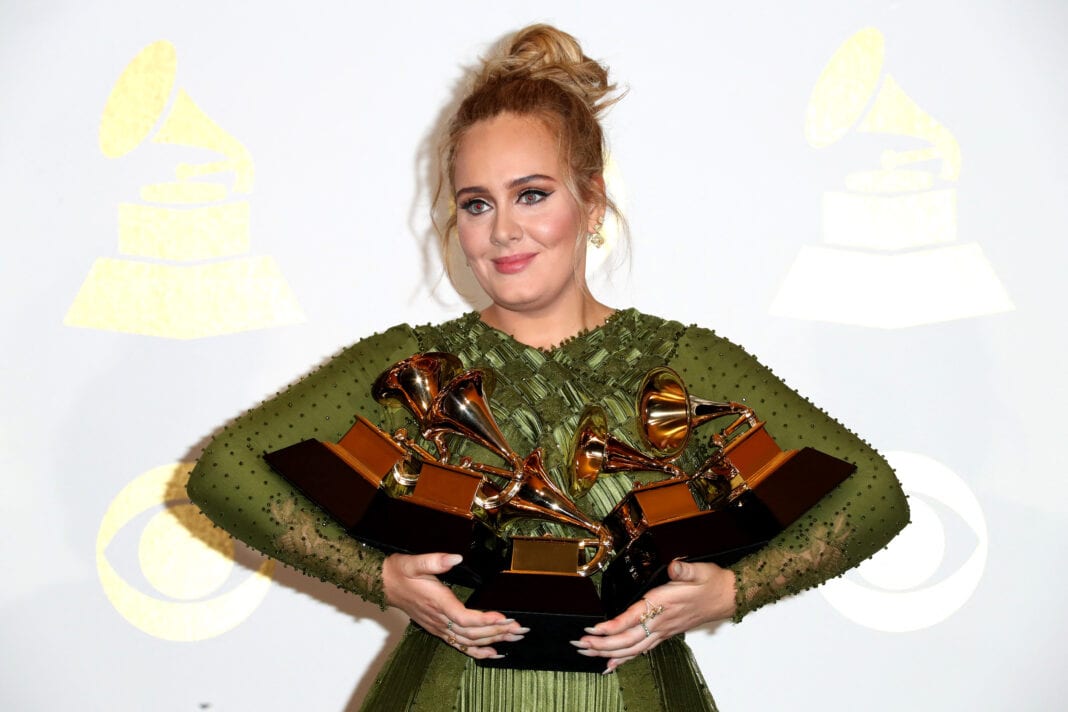 Adele: Φοράει στενό τζιν και μας δείχνει την φανερά αδυνατισμένη σιλουέτα της