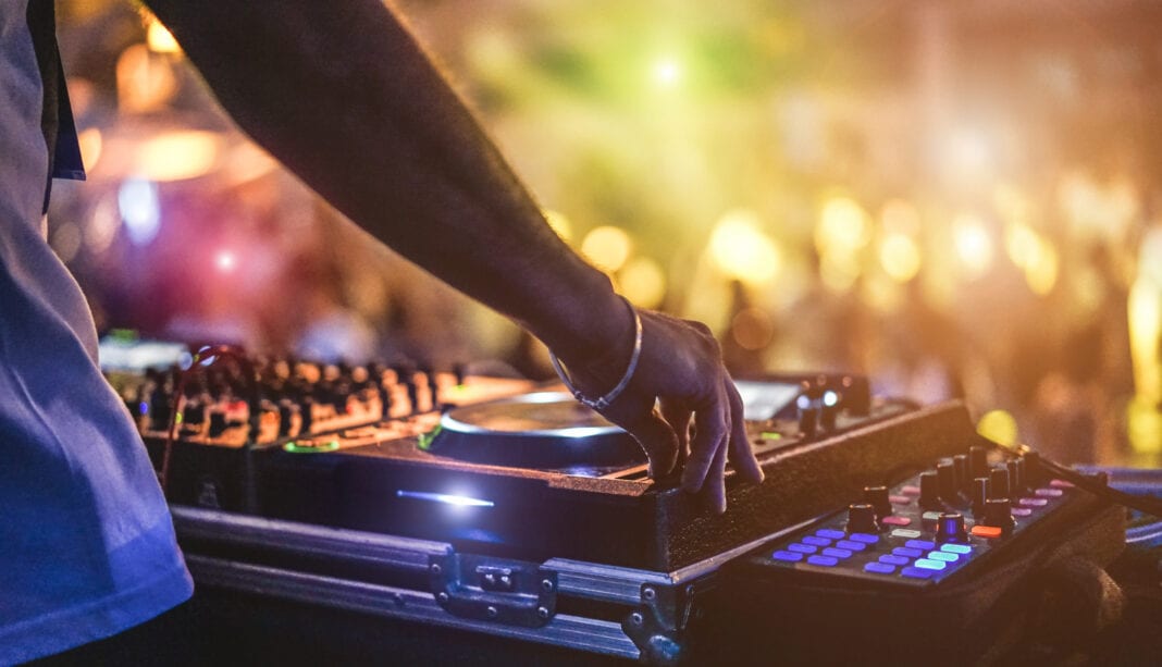 Τραγωδία στη Θεσσαλονίκη: Γνωστός DJ έχασε τη ζωή του από ηλεκτροπληξία!