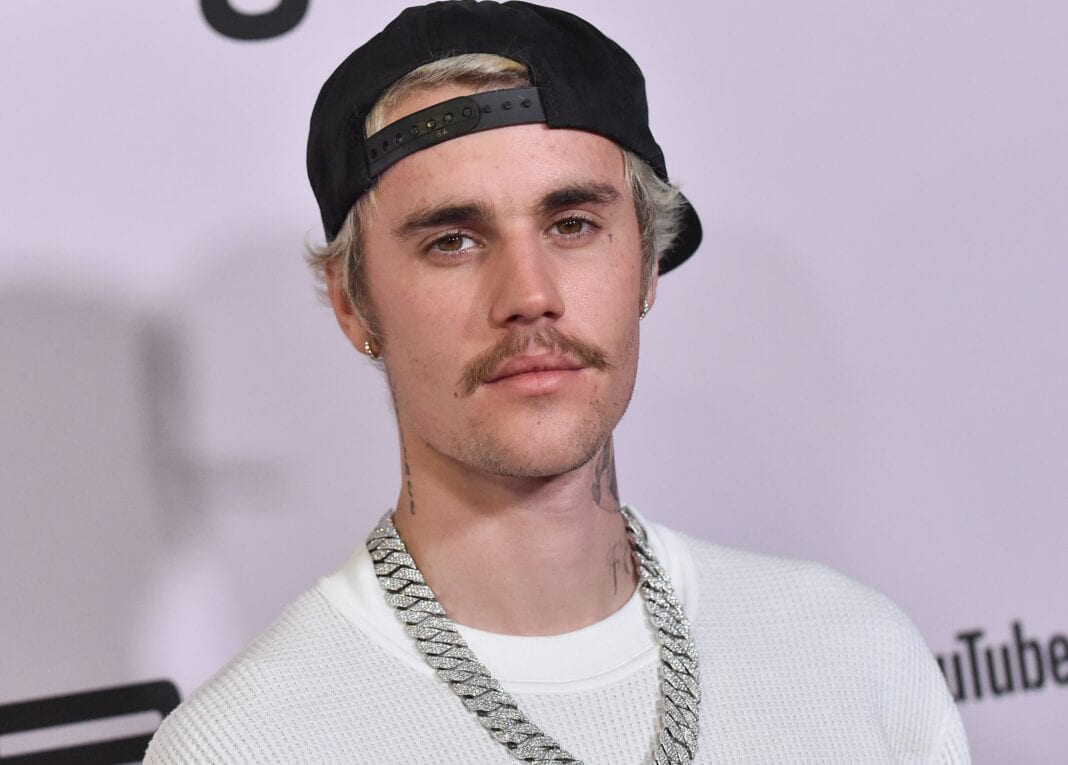 Justin Bieber: Η ημίγυμνη πόζα στο κρεβάτι που αναστάτωσε το Instagram!