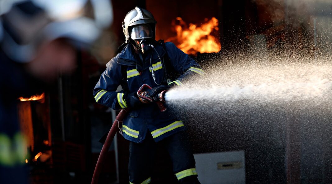 Πυρκαγιά στα Βίλια Αττικής: Εκκενώθηκαν πέντε οικισμοί και ένα γηροκομείο