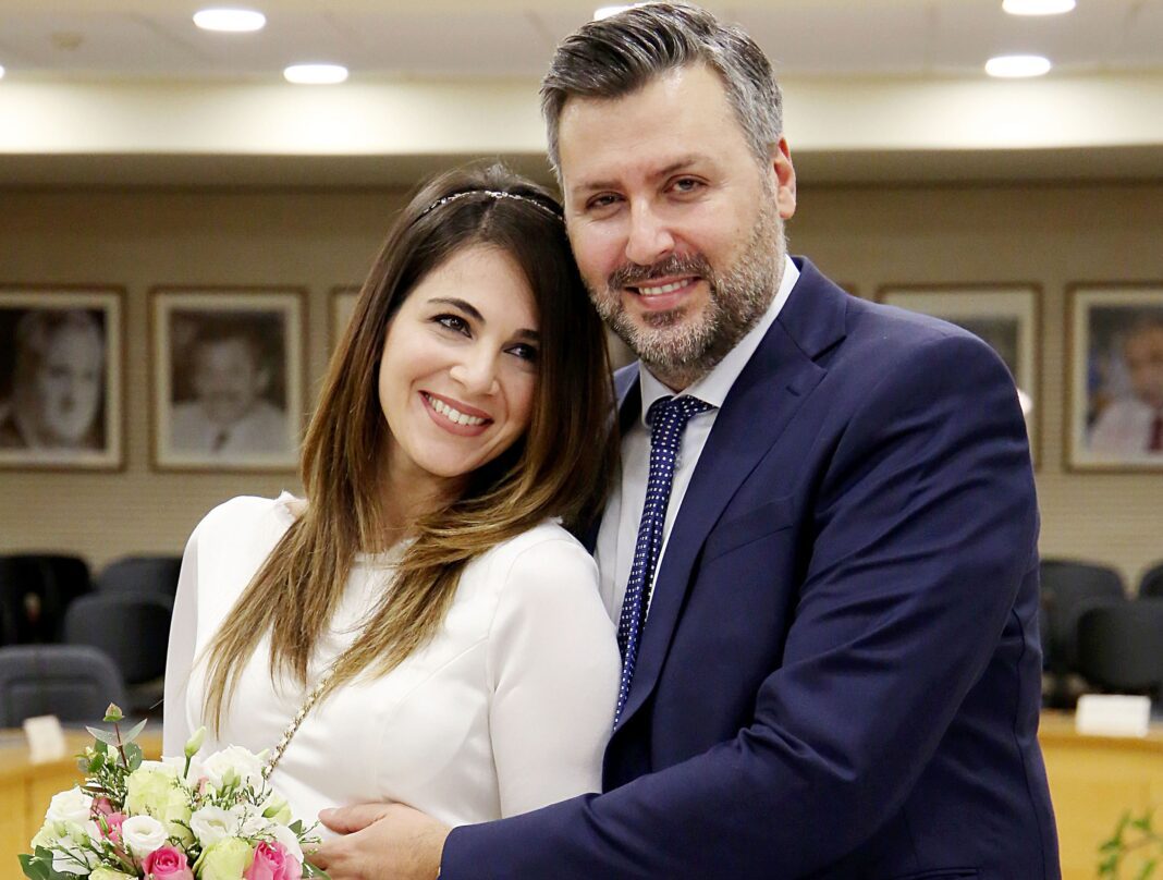 Γιάννης Καλλιάνος: Η ηλικία, ο υπέροχος γάμος και η εμπρηστική επίθεση που δέχθηκε ο βουλευτής που μας ενημερώνει για τον καιρό