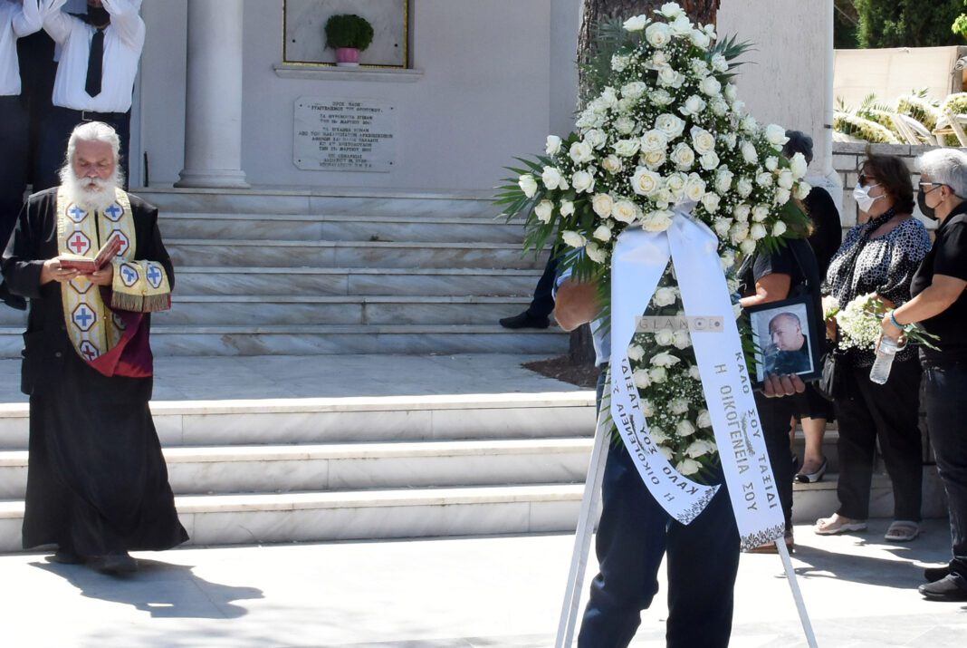 Βασίλης Μπουζιώτης: Βαρύ πένθος στην κηδεία του δημοσιογράφου (Φωτογραφίες)