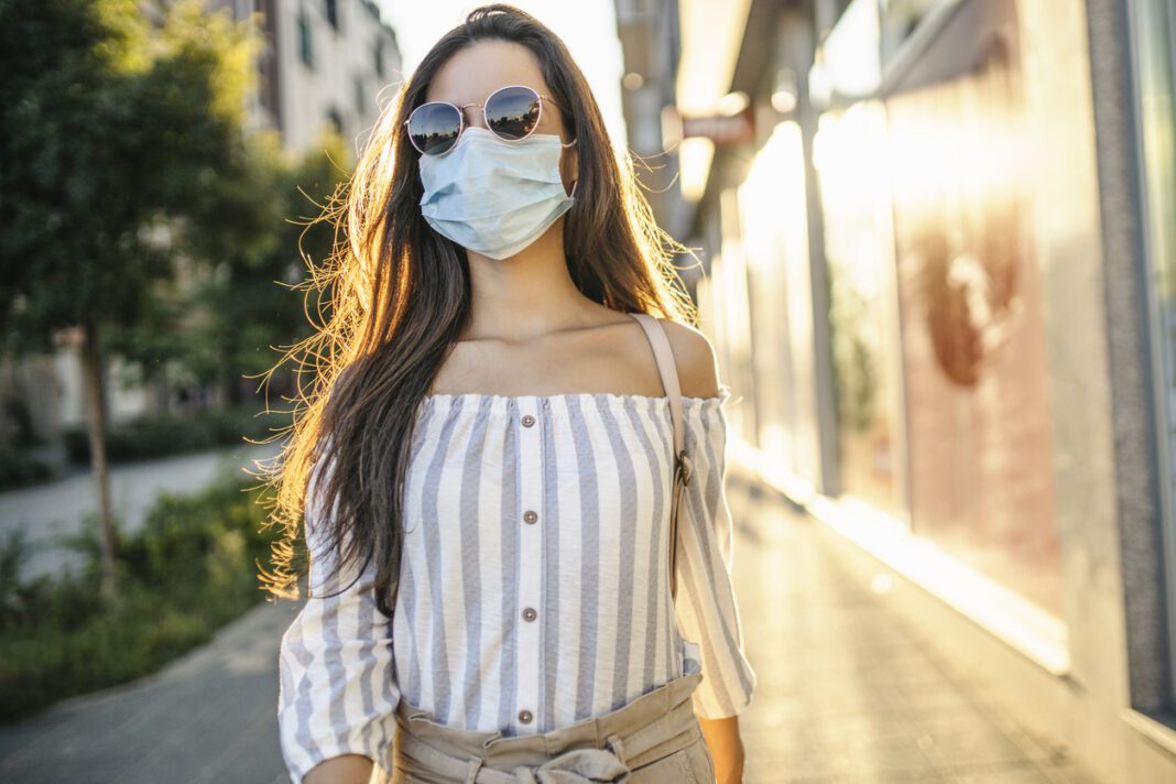 Η μάσκα επιστρέφει στους εξωτερικούς χώρους – Για ποιο λόγο είναι υποχρεωτική