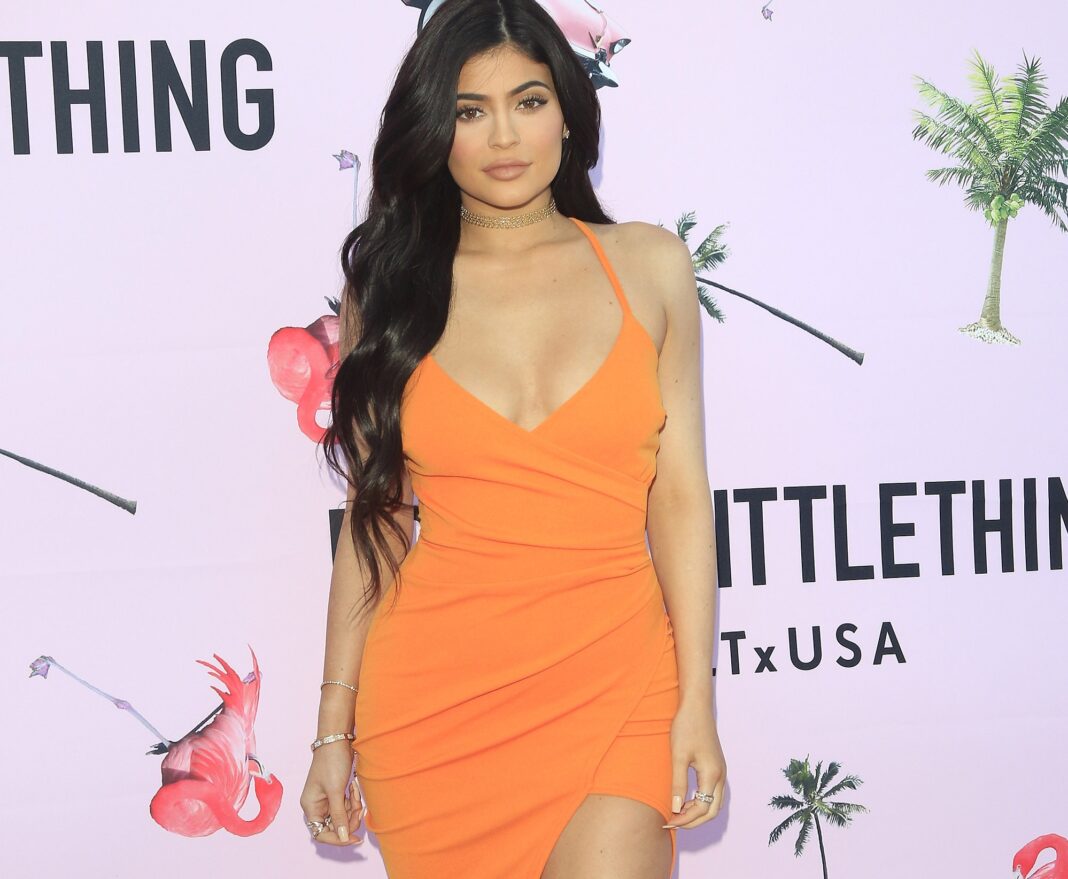 Kylie Jenner: Νέες hot πόζες με φουσκωμένη κοιλίτσα!