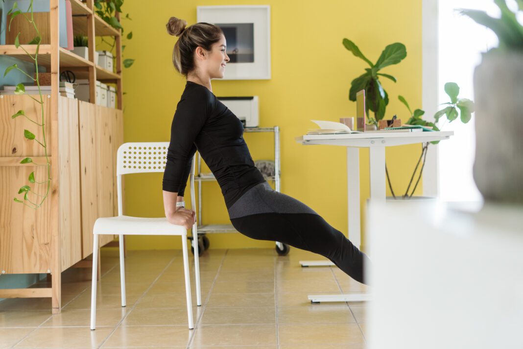 Μήπως κάθεσαι πολλές ώρες στο γραφείο; Οι ασκήσεις ορθοσωμίας είναι αυτό που χρειάζεσαι