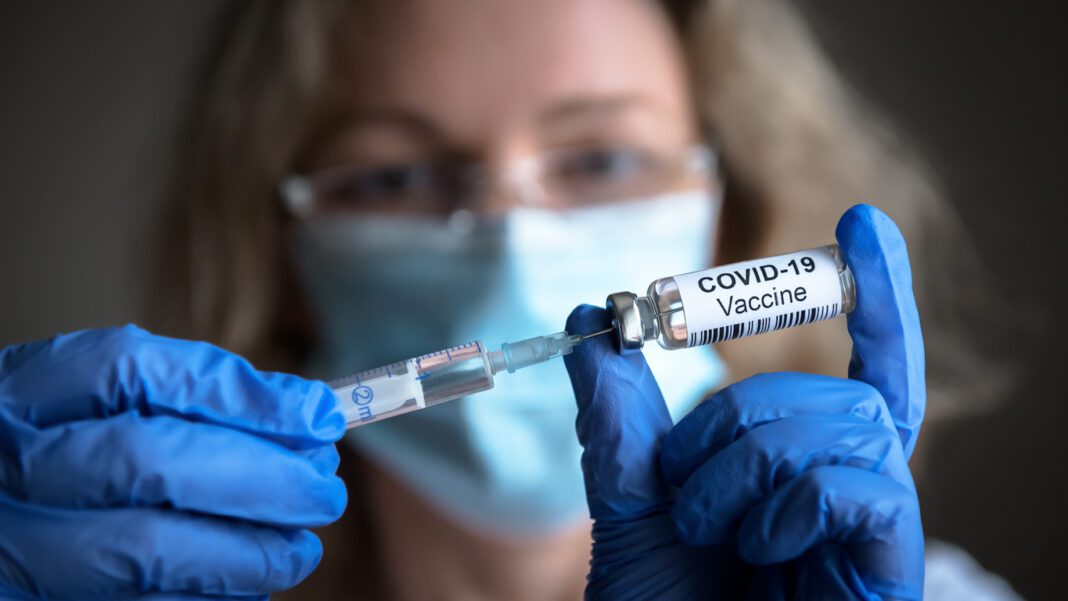 Κορονοϊός: Είναι απαραίτητη η τρίτη δόση του εμβολίου;