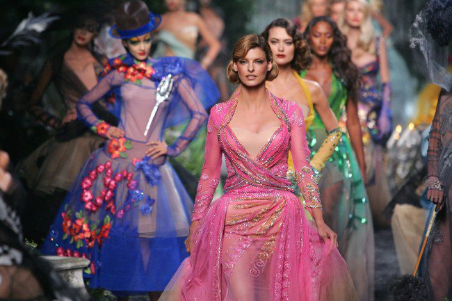 Fashion Alert: Οι καλύτερες στιγμές της Linda Evangelista