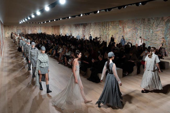 Ύμνος στο γκρι απο τον οίκο Christian Dior στο Paris Fashion Week