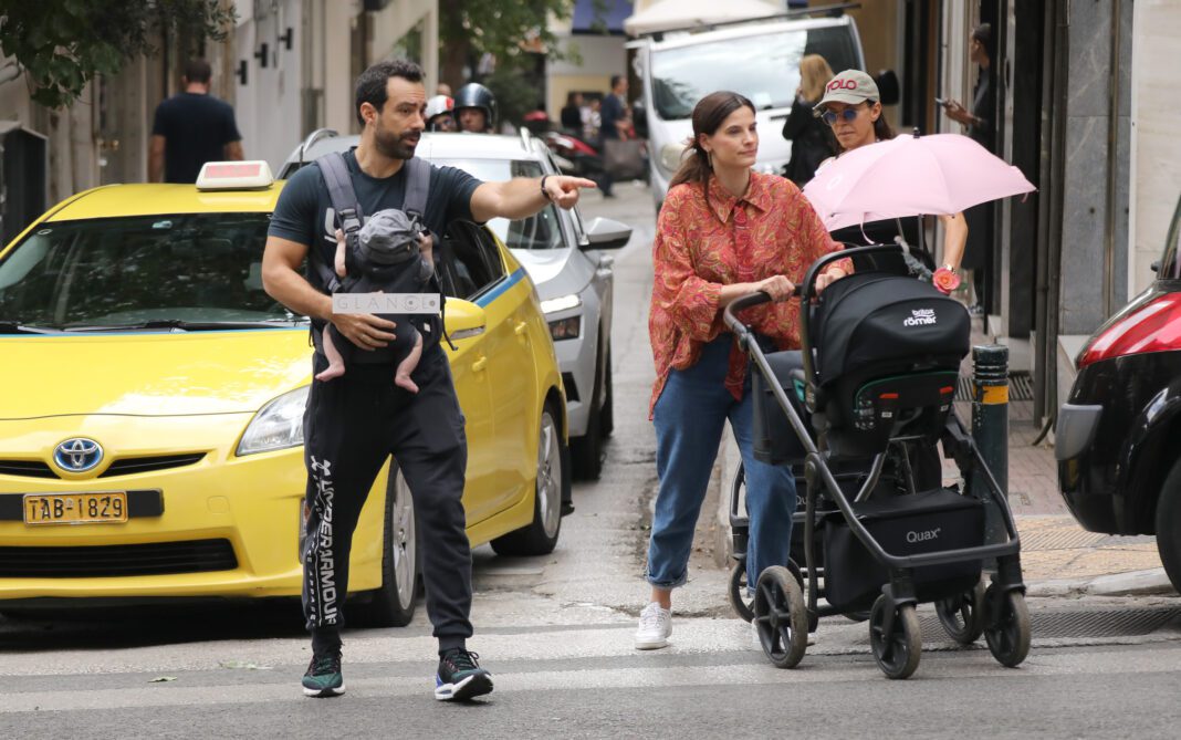 Σάκης Τανιμανίδης: Βόλτα στο κέντρο της Αθήνας με τα κορίτσια του! (φωτογραφίες)