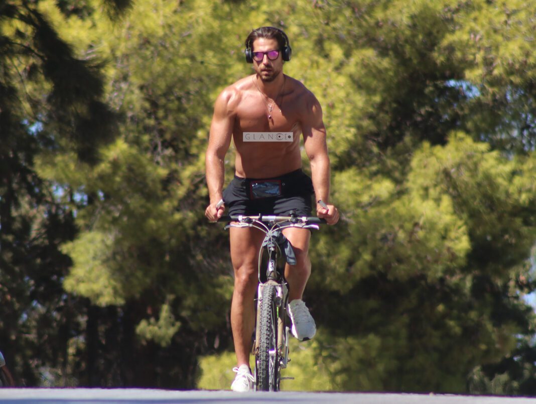 Νάσος Παπαργυρόπουλος: Για γυμναστική με το ποδήλατό του στη Γλυφάδα (Φωτογραφίες)