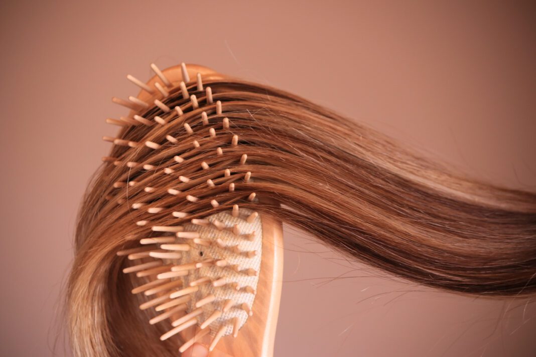 Βούρτσισμα VS Λούσιμο: Πότε και πως χτενίζουμε τα μαλλιά μας ώστε να παραμένουν υγιή!