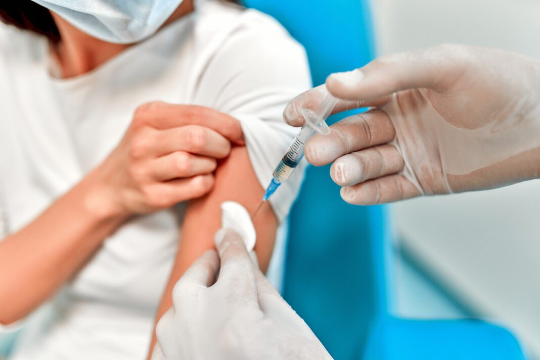 Ποια είναι η ανοσολογική απόκριση στον εμβολιασμό με Pfizer – Τι δείχνει μελέτη του ΕΚΠΑ