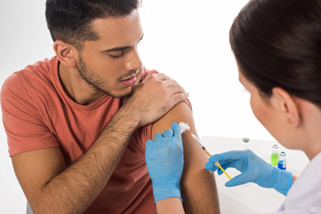 Εμβόλιο HPV: Γιατί πρέπει να το κάνουν και τα αγόρια;