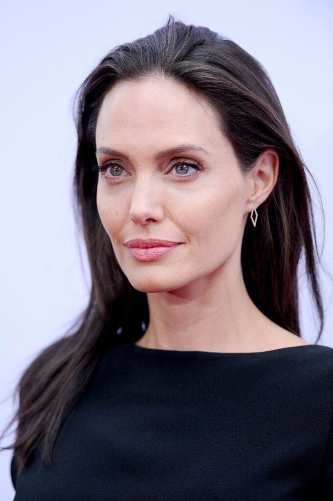 Angelina Jolie: Μάθαμε όλες τις κρυφές πλαστικές και τα μυστικά για το υπέροχο δέρμα της από τους ειδικούς 