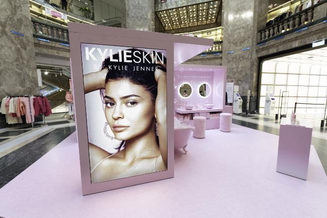 Η Kylie Jenner ποζάρει γυμνή βουτηγμένη σε... αίματα για το Halloween Launch των καλλυντικών της προϊόντων