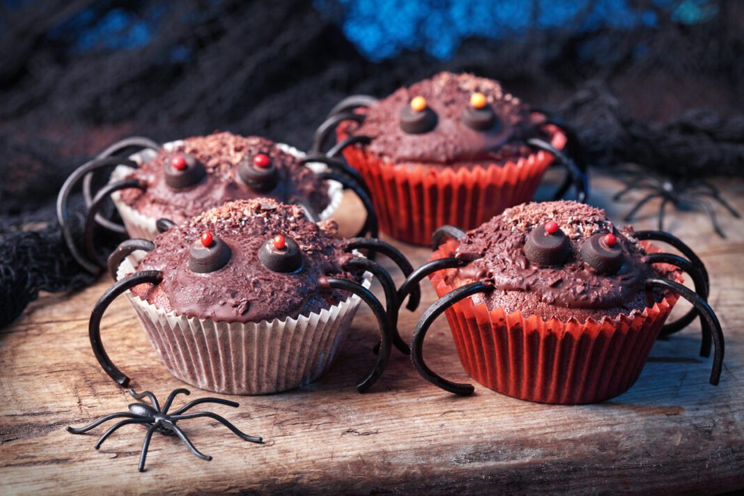 Φτιάξε γλυκά Muffins σε σχήμα αράχνης για το Halloween παρέα με την οικογένεια σου