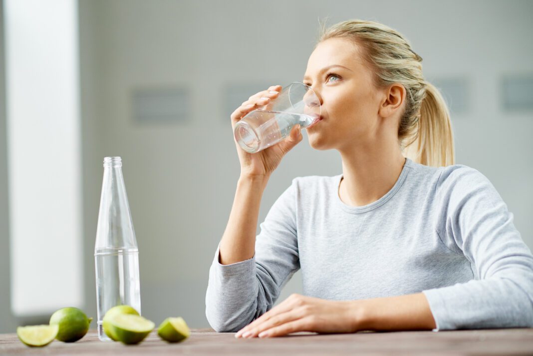 Πόσο νερό πρέπει να πίνεις κάθε μέρα; Το κόλπο για να το υπολογίσεις!