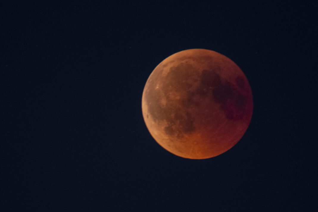 Έρχεται η μεγαλύτερη έκλειψη σελήνης του αιώνα - Οι φόβοι και οι καταστροφικές προφητείες γύρω από το κόκκινο φεγγάρι