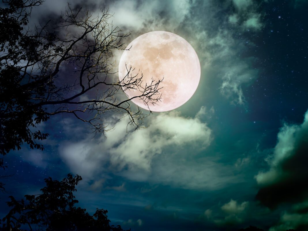 Πανσέληνος Νοεμβρίου: Τα 4 ζώδια που θα επηρεάσει το κόκκινο φεγγάρι και θα φέρει τα πάνω κάτω!