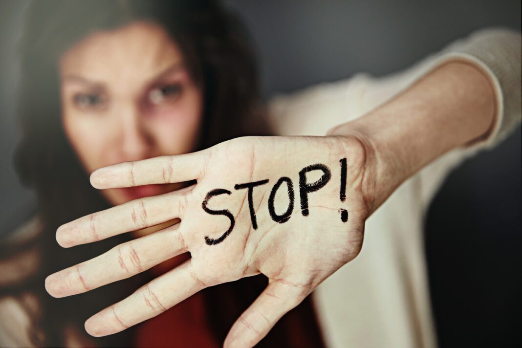 Τα συχνότερα λάθη των κακοποιημένων γυναικών: Τι πρέπει να κάνετε αν έχετε υποστεί βία