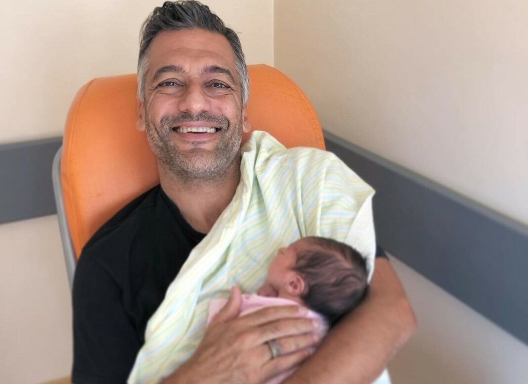 Στέλιος Κρητικός: Η φωτογραφία με το πρόσωπο της κόρης του και το όνομα που θα δώσουν στη νεογέννητη!