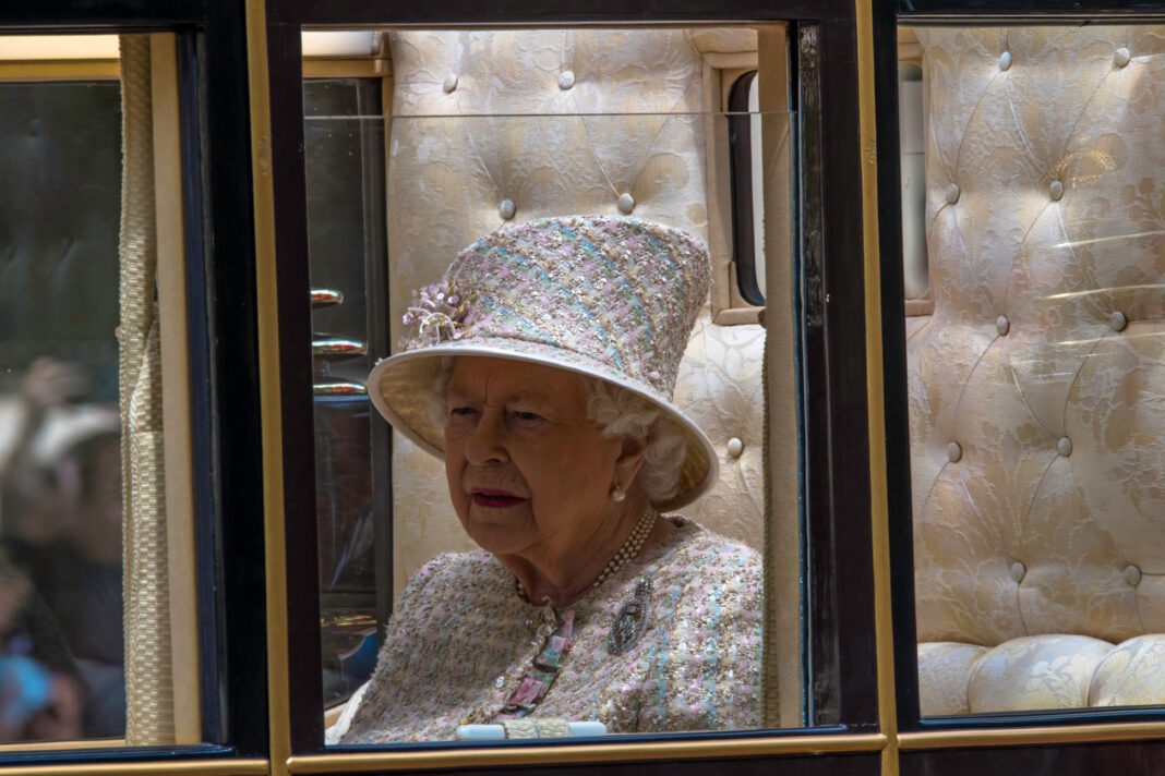Βασίλισσα Ελισάβετ: Εμφανίστηκε οδηγώντας το πολυτελές αυτοκίνητό της εν μέσω φημών για την υγεία της