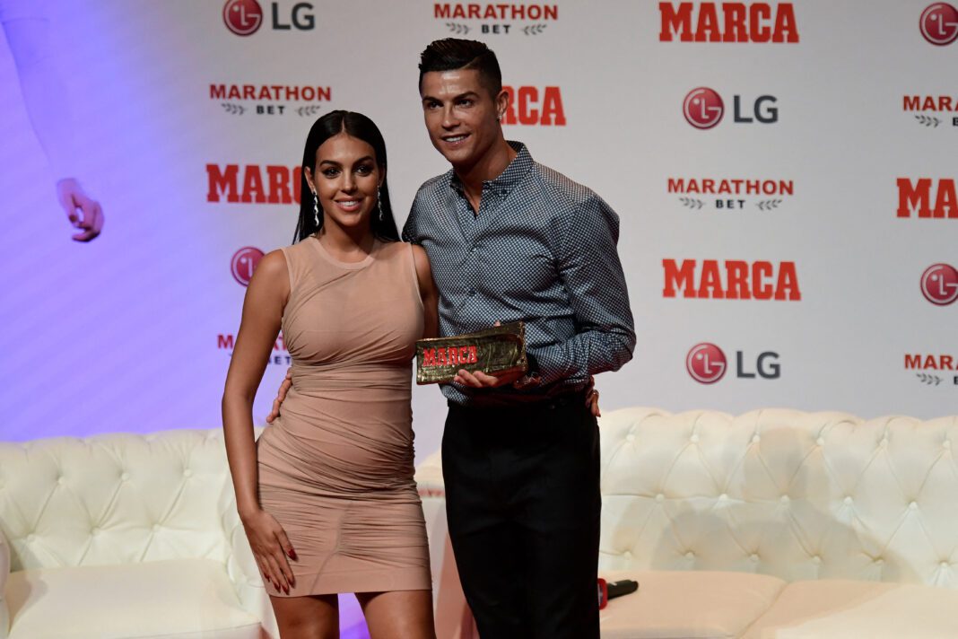 Cristiano Ronaldo - Georgina Rodríguez: Φορoύν ασορτί πιτζάμες με τα παιδιά τους και ποζάρουν στο πολυτελές σπίτι τους