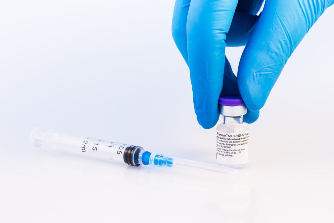 Η τρίτη δόση του εμβολίου της Pfizer μειώνει κατά 90% τον κίνδυνο θανάτου