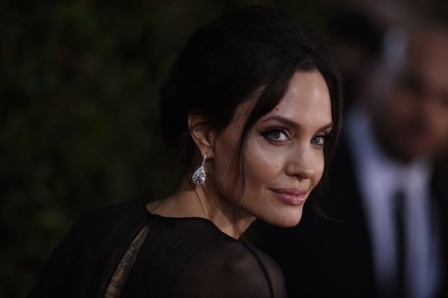 H Angelina Jolie φόρεσε τη νέα τάση παντελονιου που αντικαθιστά τα skinny!