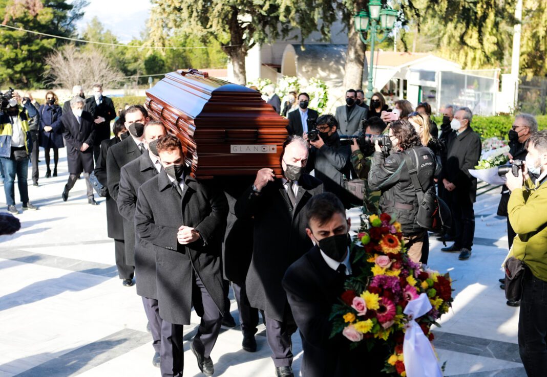 Κηδεία Αλέκου Φασιανού: Πλήθος από στεφάνια και εξέχουσες προσωπικότητες για το ύστατο αντίο στον ζωγράφο