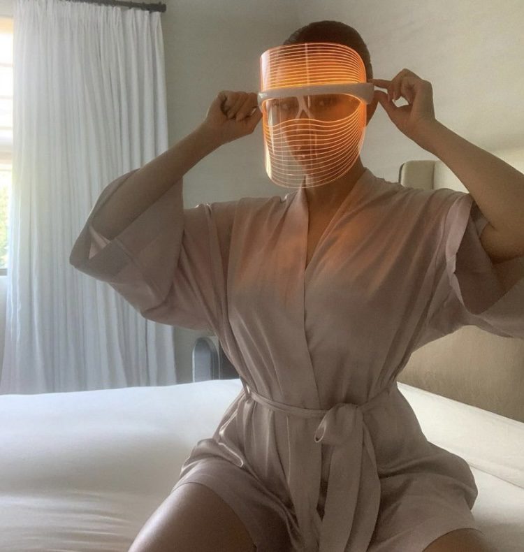LED face mask: Μάθε τα πάντα για τη μάσκα προσώπου της Kourtney Kardashian