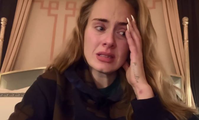 Δυσάρεστα νέα για την Adele: Ενημέρωσε τους θαυμαστές της με δάκρυα στα μάτια